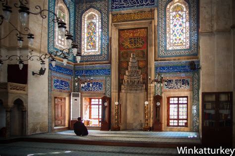 La Mezquita de Qara Manisa: Un Tesoro de la Geometría Sagrada y el Brillo Etéreo del Azulejo!