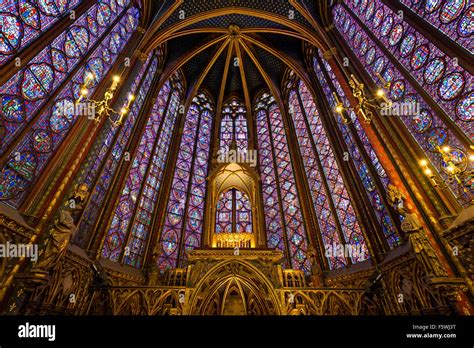 La Sainte Chapelle: Una oda gótica a la luz divina!